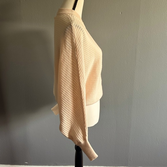 VESTIQUE CREAM OVERSIZED SWEATER. SIZE MEDIUM. - Picture 3 of 7